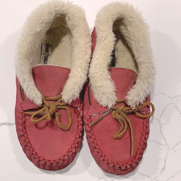 Minnetonka | Girls Pink Leather Cream Faux Fur Ankle Slippers Size 3 - Picture 1 of 11